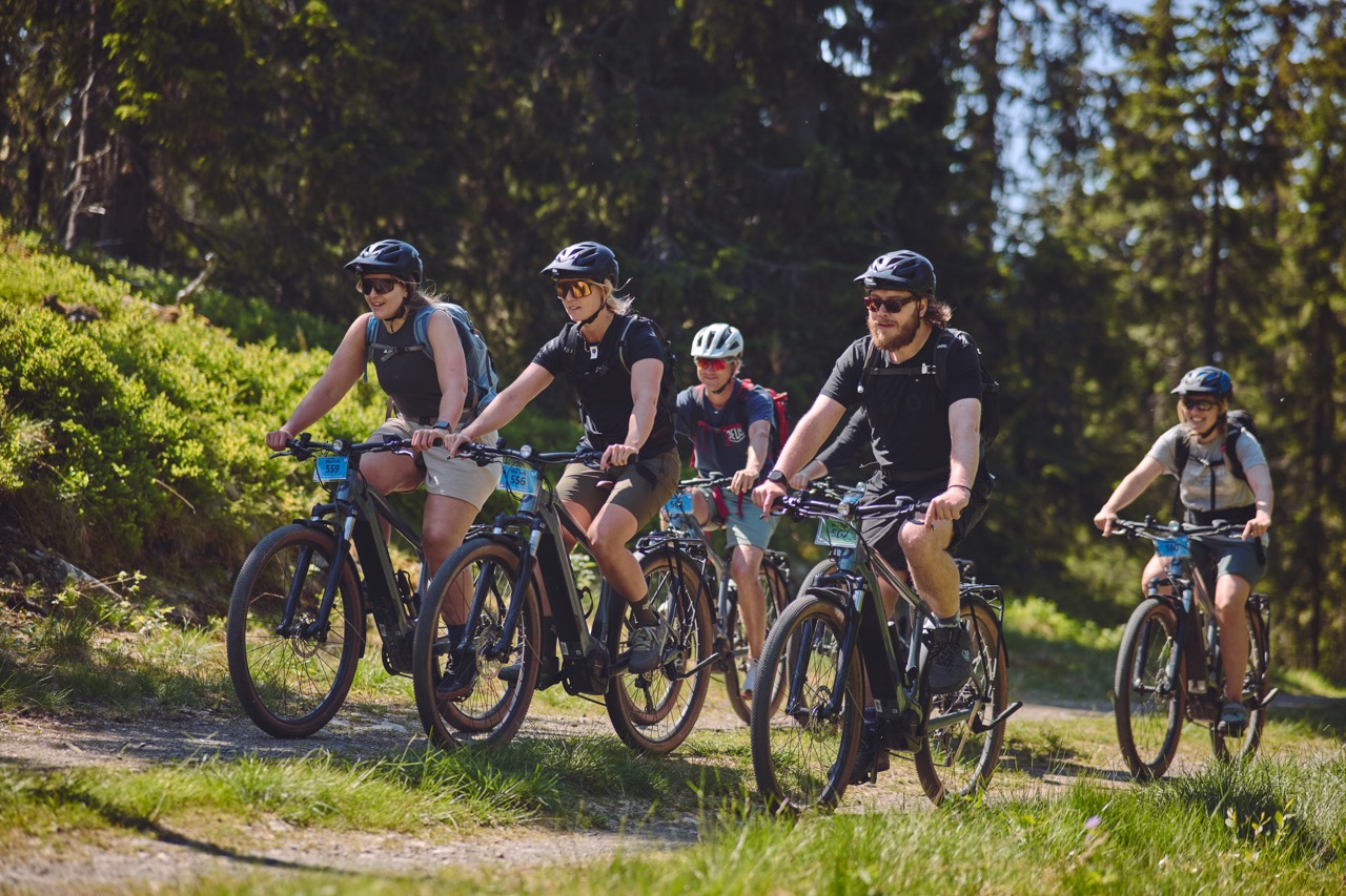 Familie på sykkel i Hafjell på sommeren