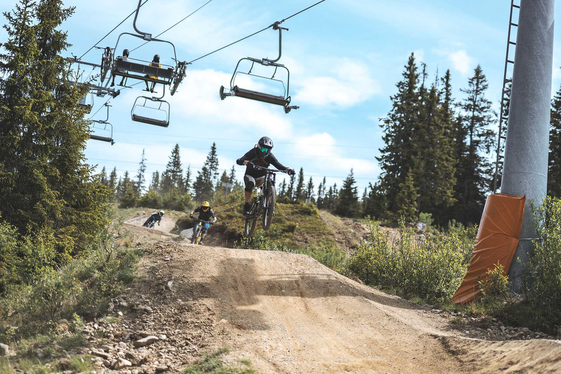 Hafjell Bike Park sykling på sti med stolheis over