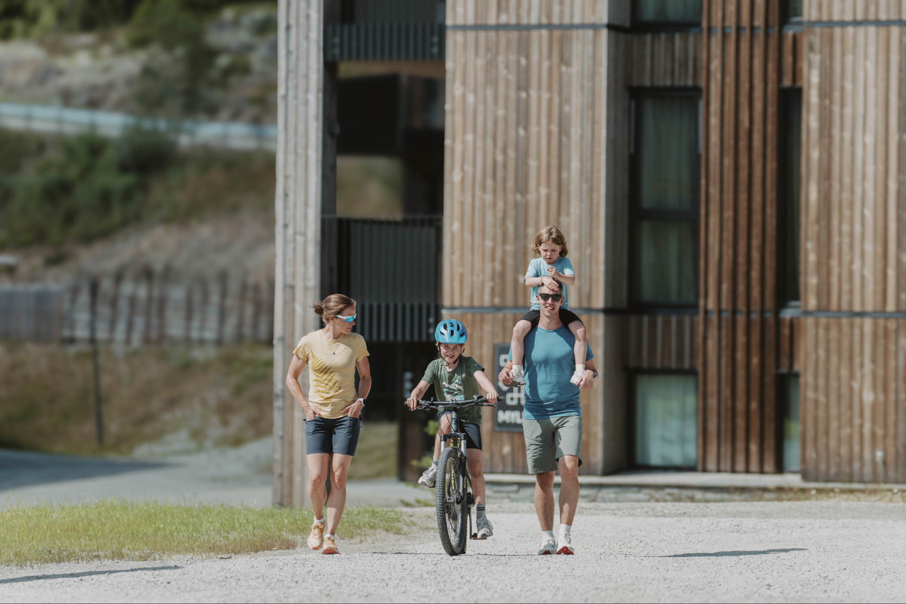 Familie på sommerferie i Kvitfjell