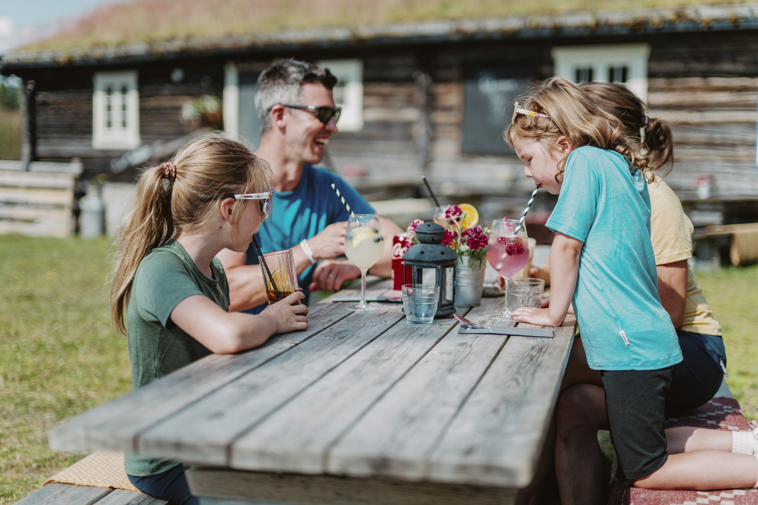 Sommer i Kvitfjell, familie som spiser og koser seg