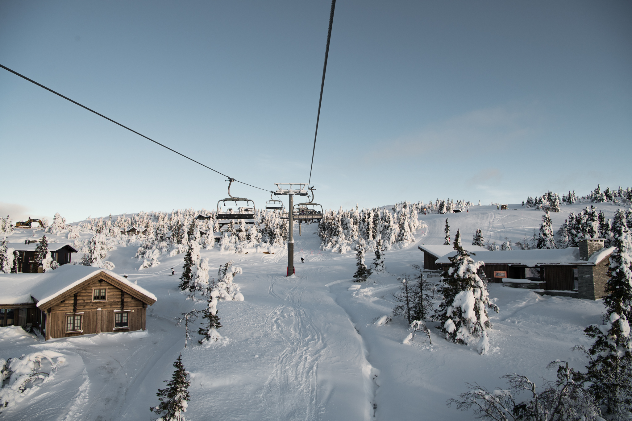 Bakkene i Kvitfjell slynger seg mellom hytter og trær.