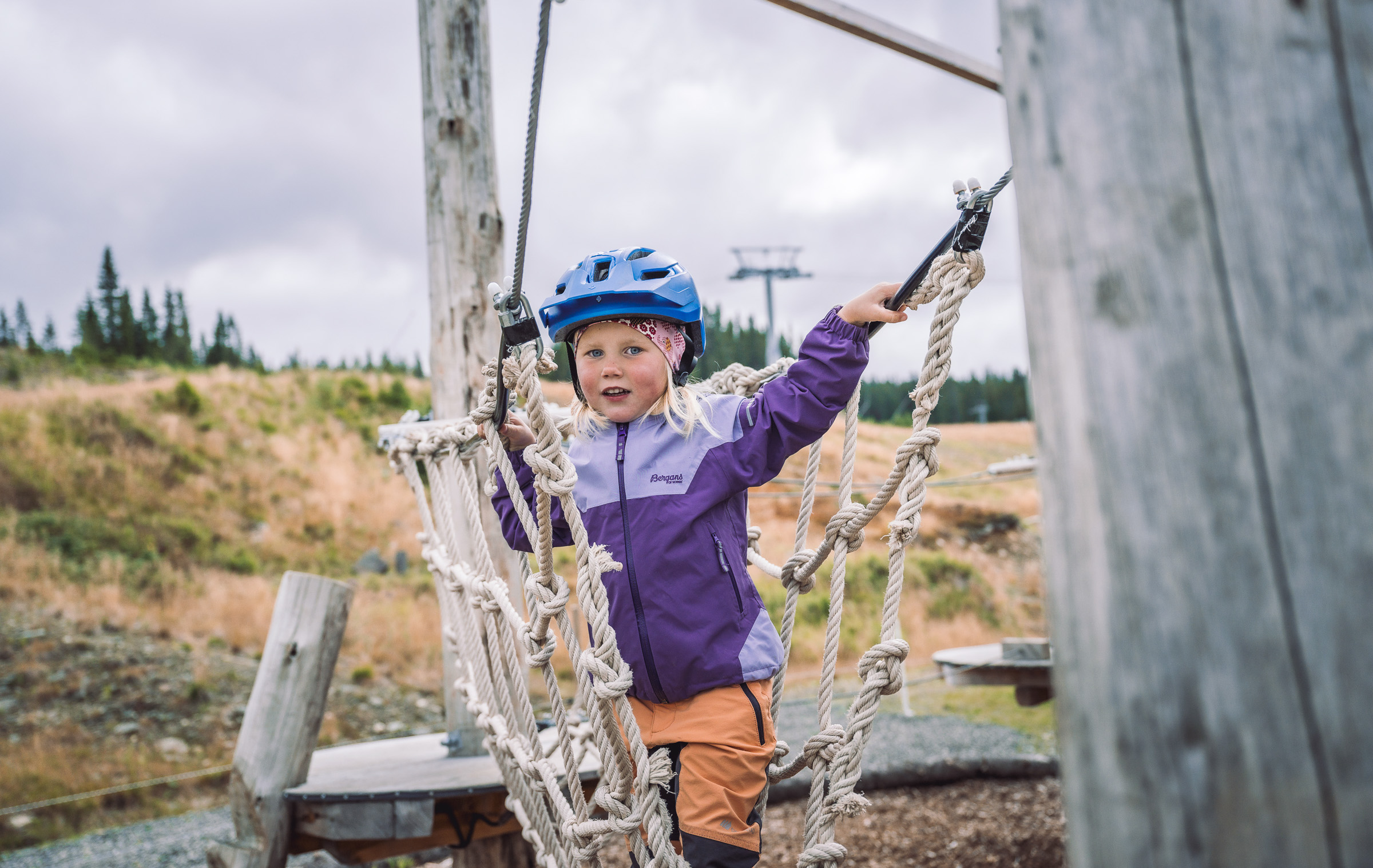 Jente i klatrestativ Hafjell sommer