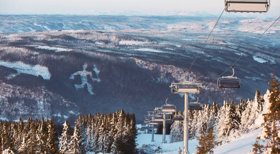 Stolheis i Hafjell med vinterlandskap og snødekte trær – klar for sesongstart 2025
