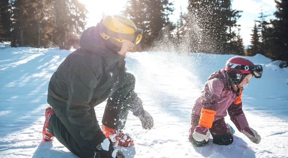 Hafjell far barn lek vinter snø påske