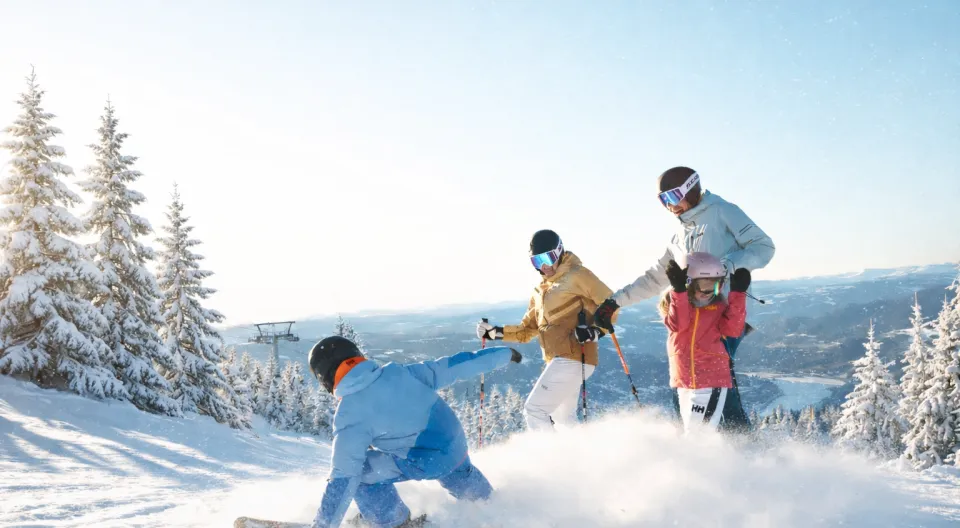Familie og snø i Hafjell på ski.
