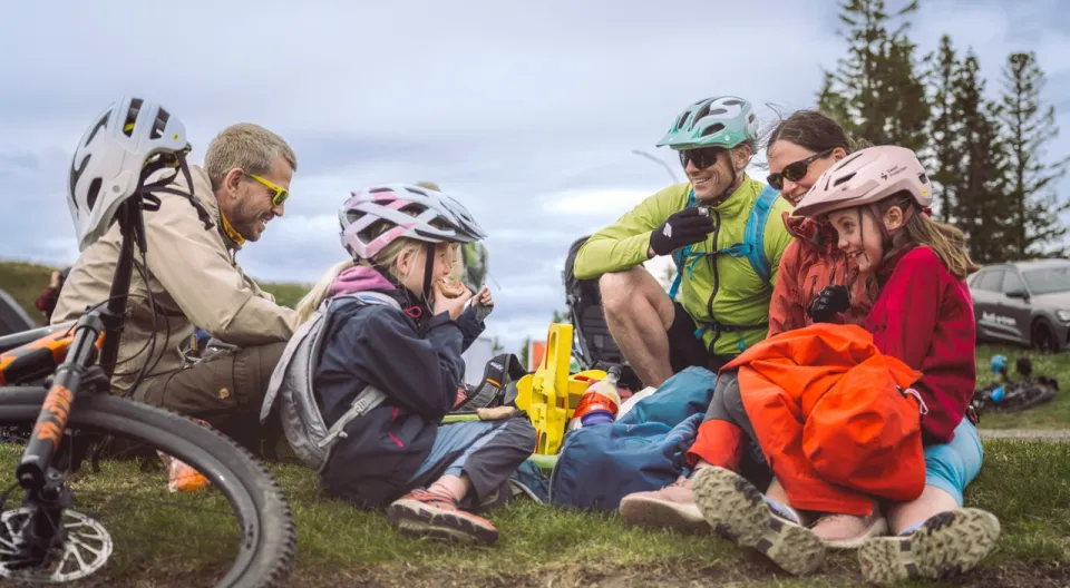 Familie i fjellet i Hafjell på sykkeltur.