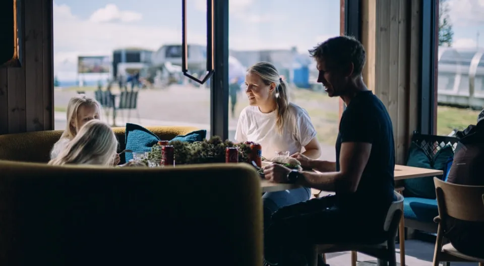 Barnefamilie på sommerferie i Hafjell