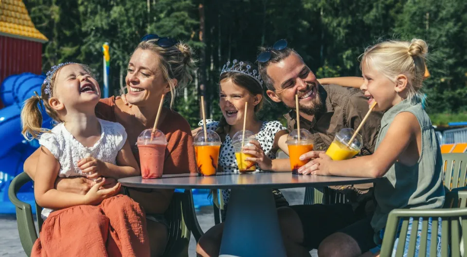 Glad familie i Hunderfossen på sommerferie i Hafjell.