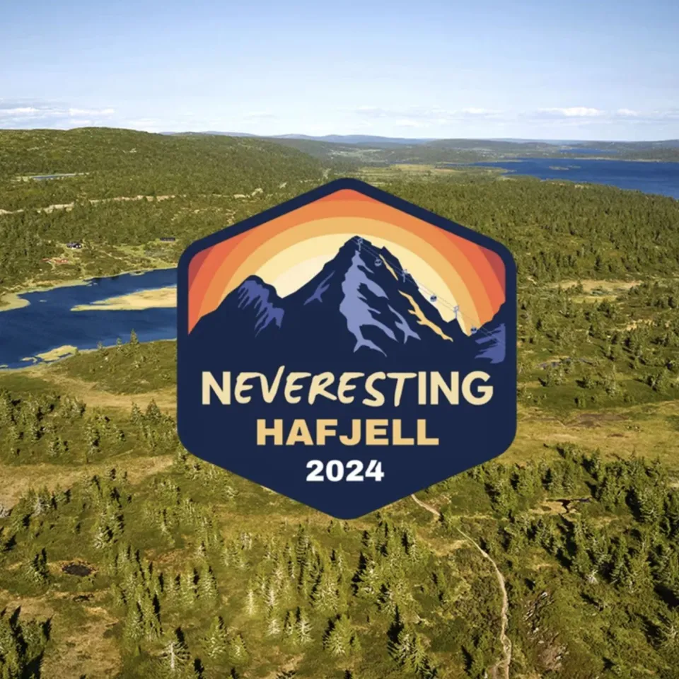 Et landskap med innsjø og fjell.