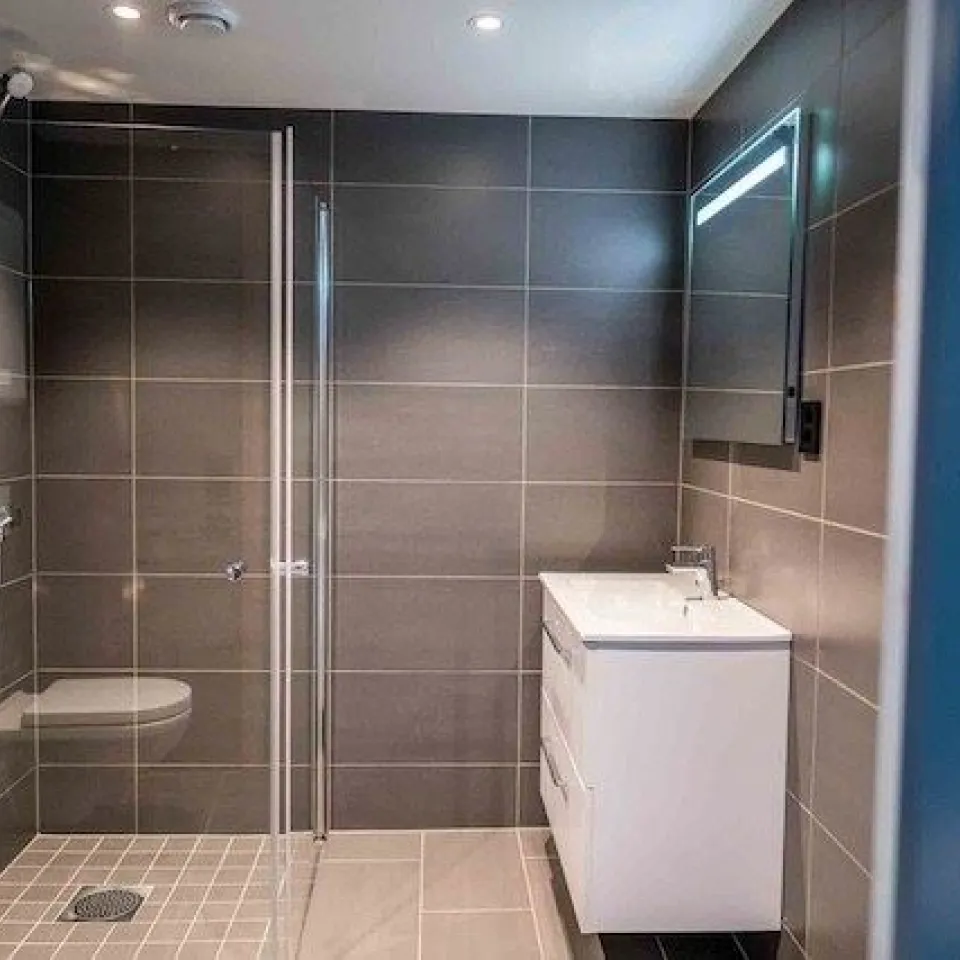 Hotellrom for 4 personer med dusj og wc