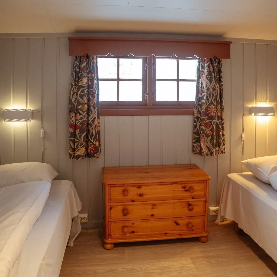 Helårshytte Høgsveen for 6 personer med dusj og wc