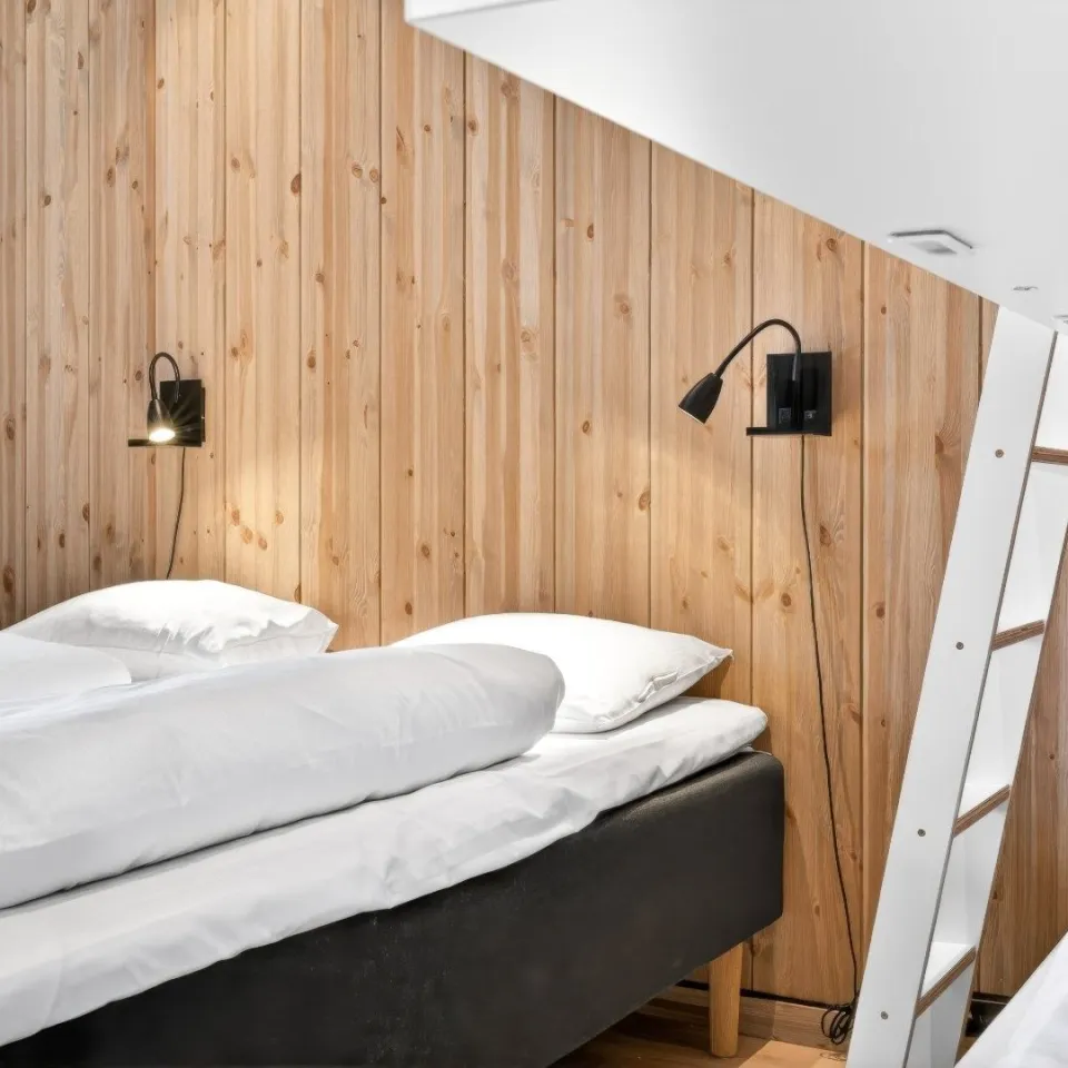 Hotellrom for 4 personer med dusj og wc