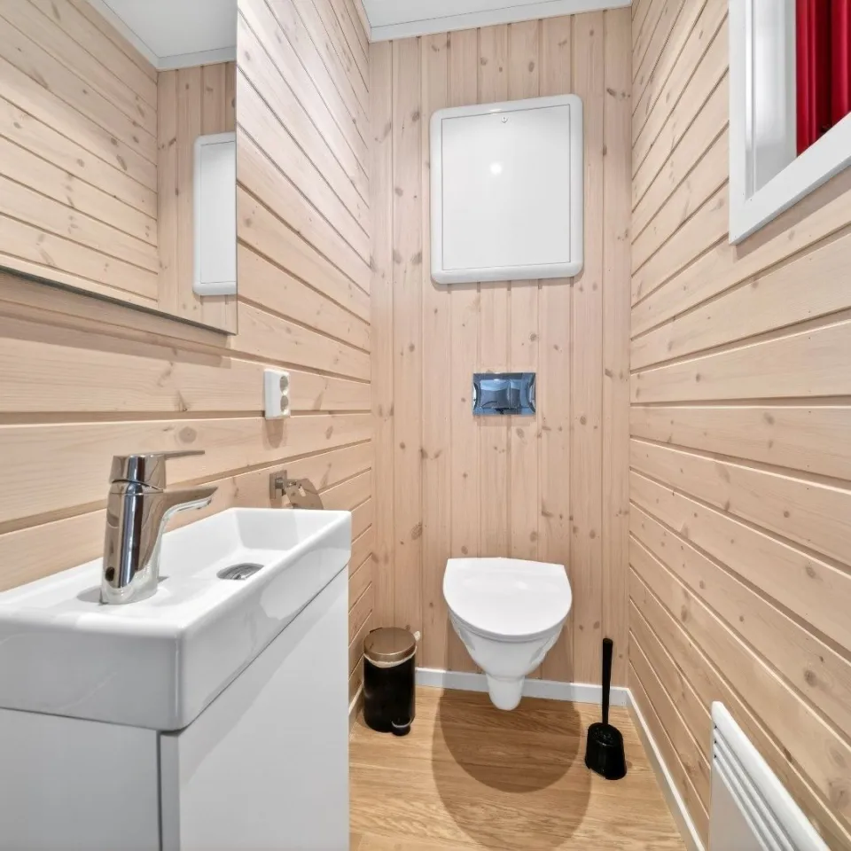 Helårshytte for 8 personer med dusj og wc