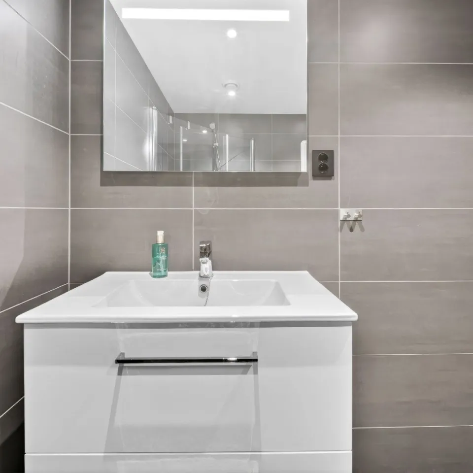 Hotellrom for 4 personer med dusj og wc