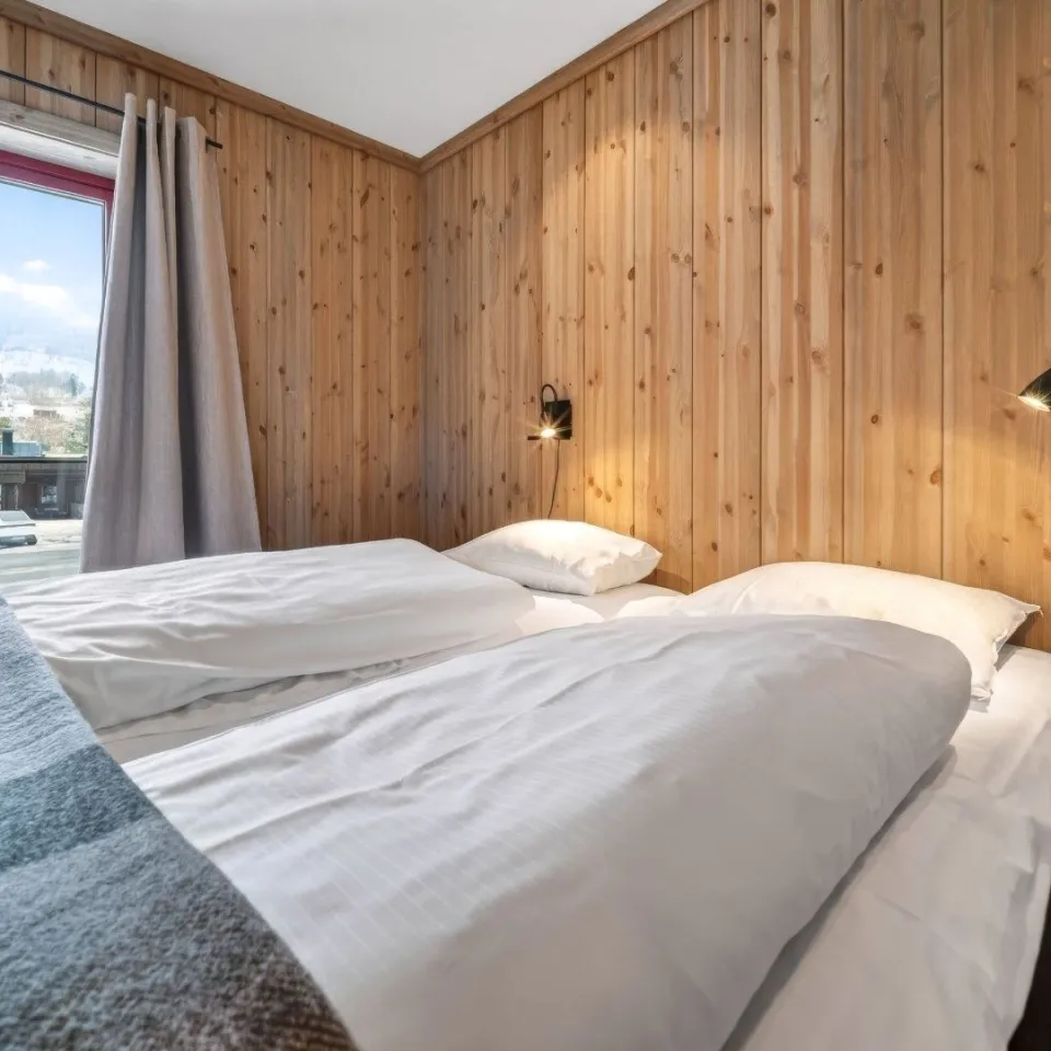 Hotellrom for 4 personer med dusj og wc
