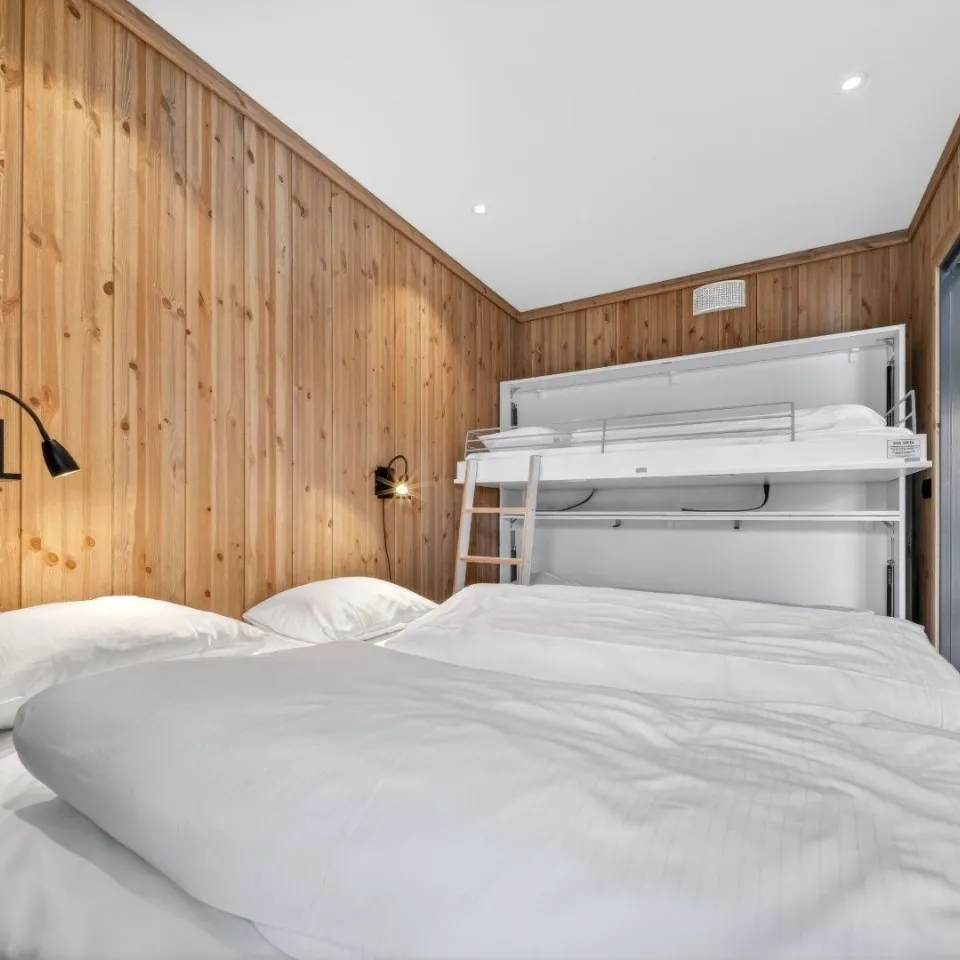Hotellrom for 4 personer med dusj og wc