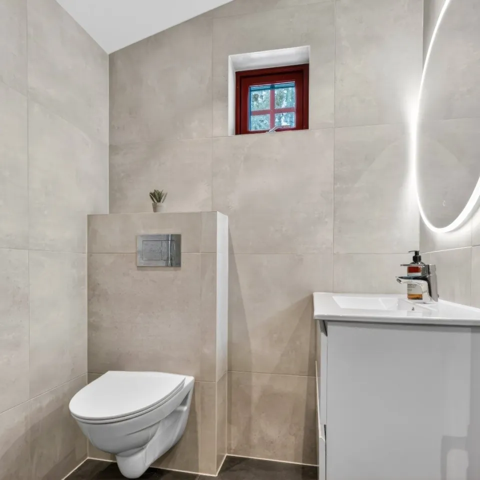 Renovert Helårshytte for 4 personer med dusj og wc