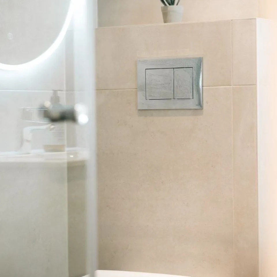 Renovert Helårshytte for 4 personer med dusj og wc