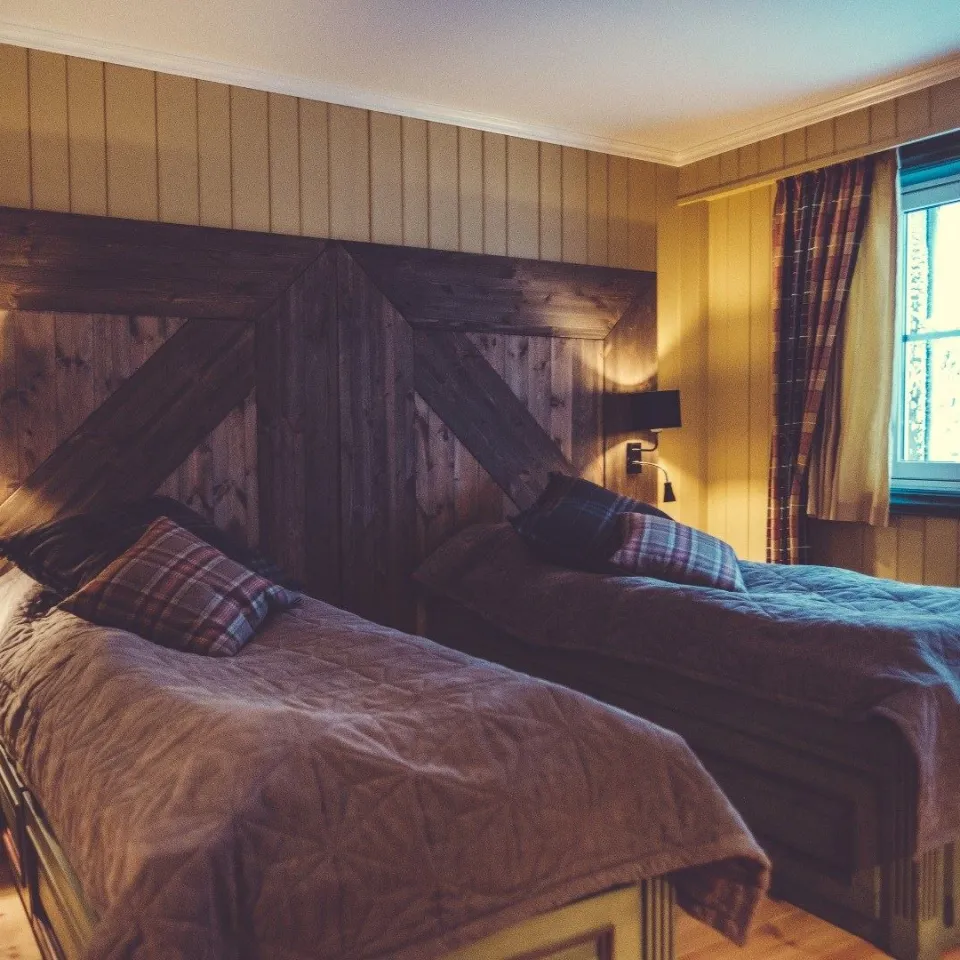 Twinrom med balkong og utsikt