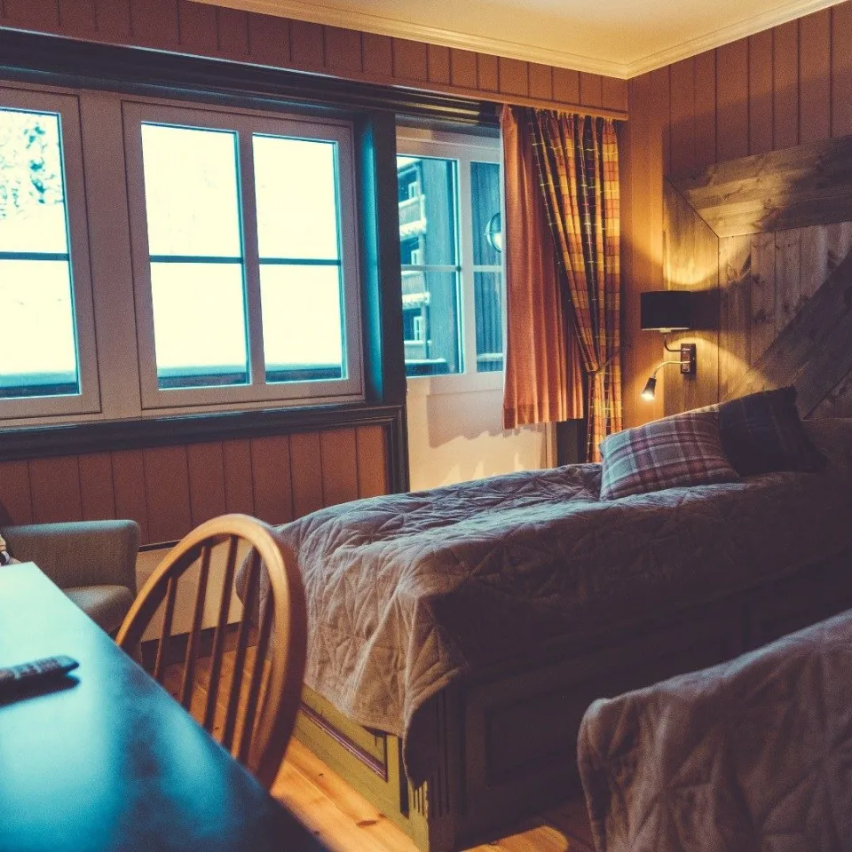 Twinrom med balkong og utsikt