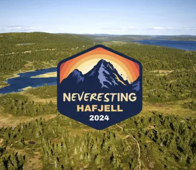 Et landskap med innsjø og fjell.