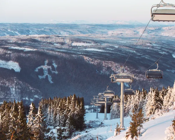 Stolheis i Hafjell med vinterlandskap og snødekte trær – klar for sesongstart 2025