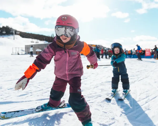 Barn i sol i Hafjell