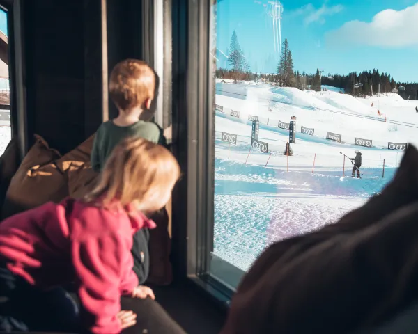 Barn som ser ut vindu i Hafjell