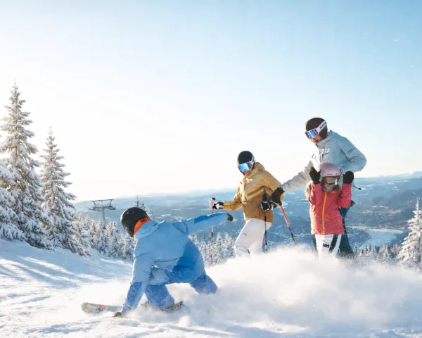 Familie og snø i Hafjell på ski.