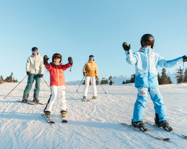 Glade barn i bakken. 