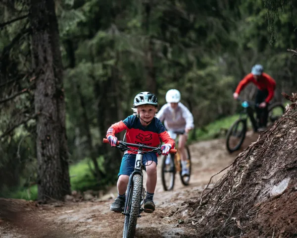 Familie som sykler i Hafjell Bike Park i Hafjell på høsten.