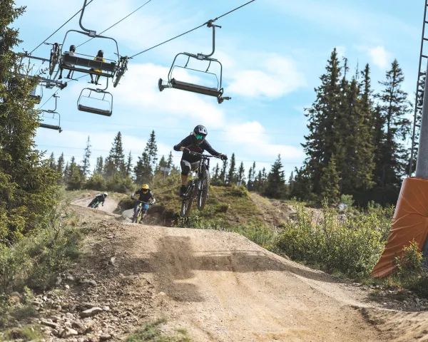 Hafjell Bike Park sykling på sti med stolheis over