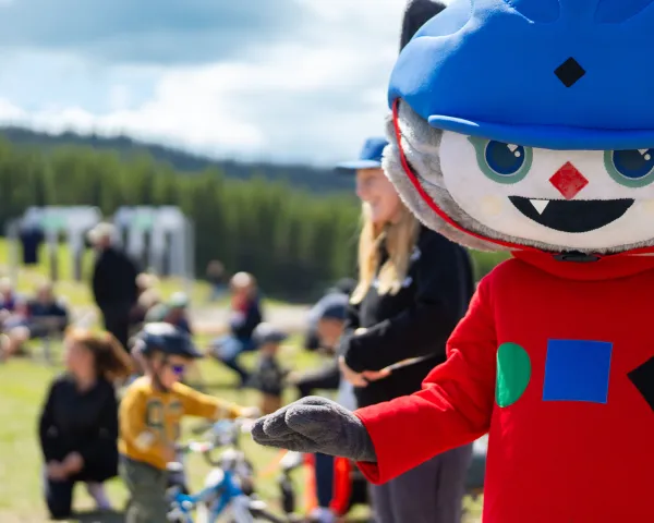 Isa og barn i Hafjell om sommeren