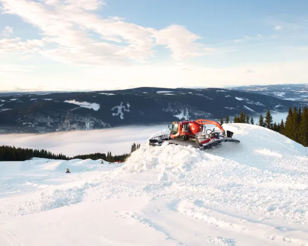 Tråkkemaskin i Hafjell og Fakkelmannen