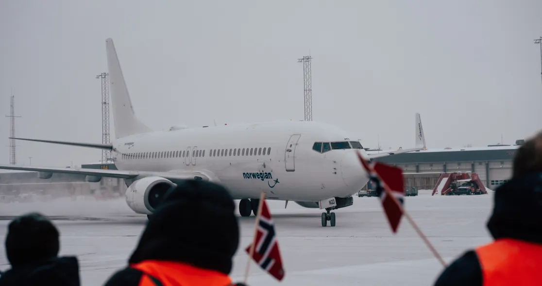 Britiske skiturister ble tatt i mot med norske flagg, bunad og cupcakes da de ankom Oslo Lufthavn søndag.