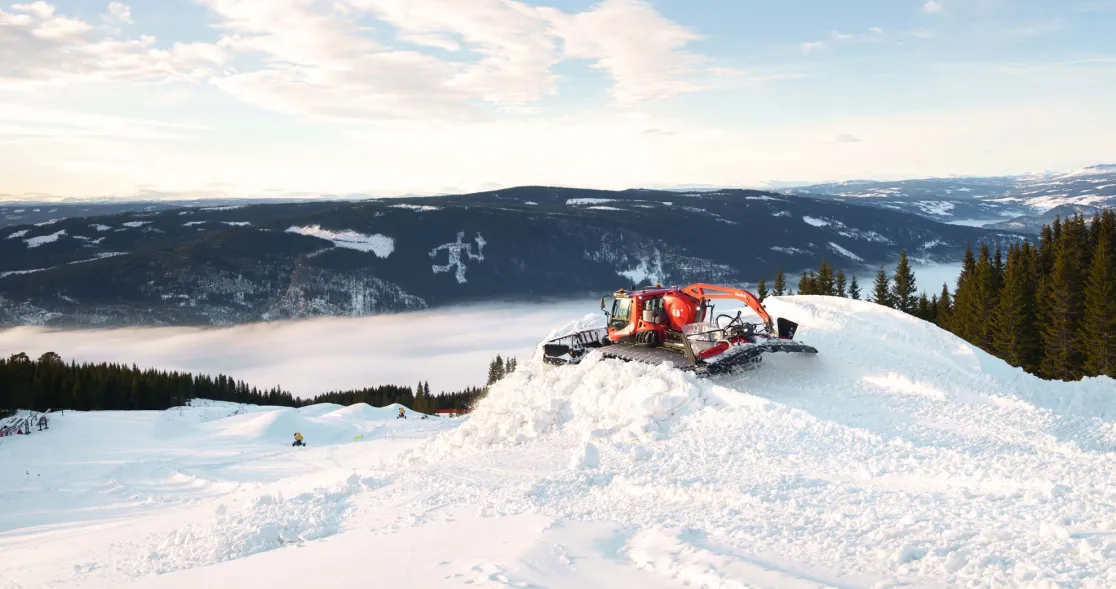 Tråkkemaskin i Hafjell og Fakkelmannen