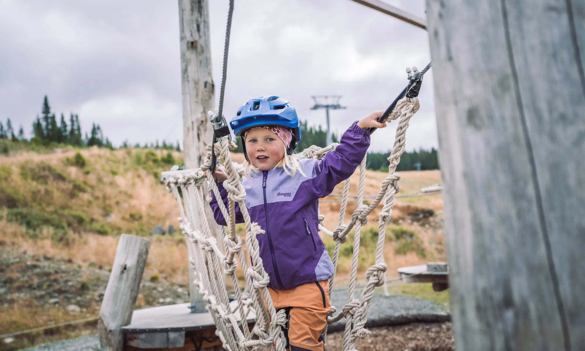 Jente i klatrestativ i Hafjell