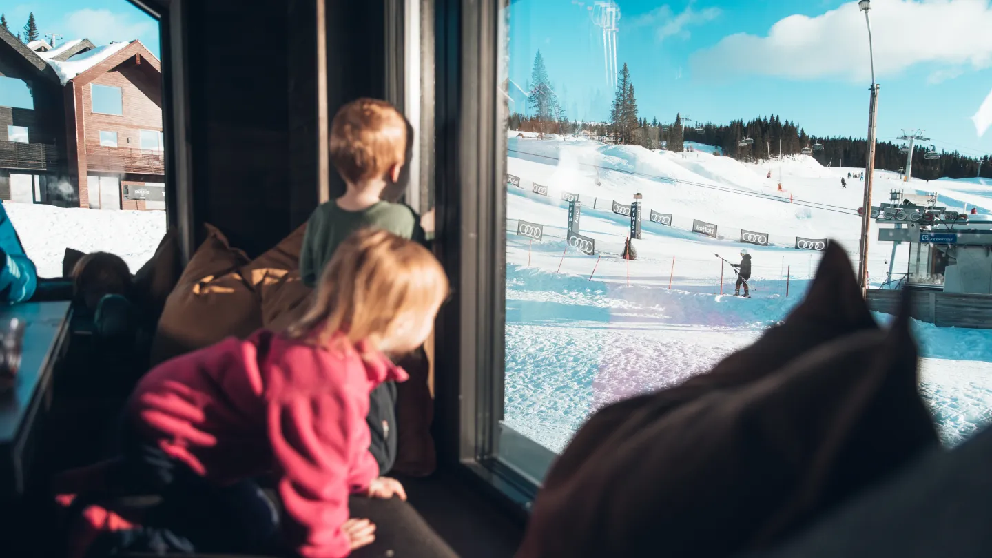 Barn som ser ut vindu i Hafjell