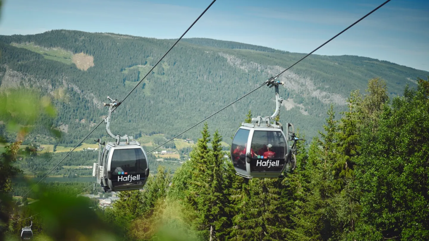 Gondolen i Hafjell på sommeren på vei opp i fjellet.