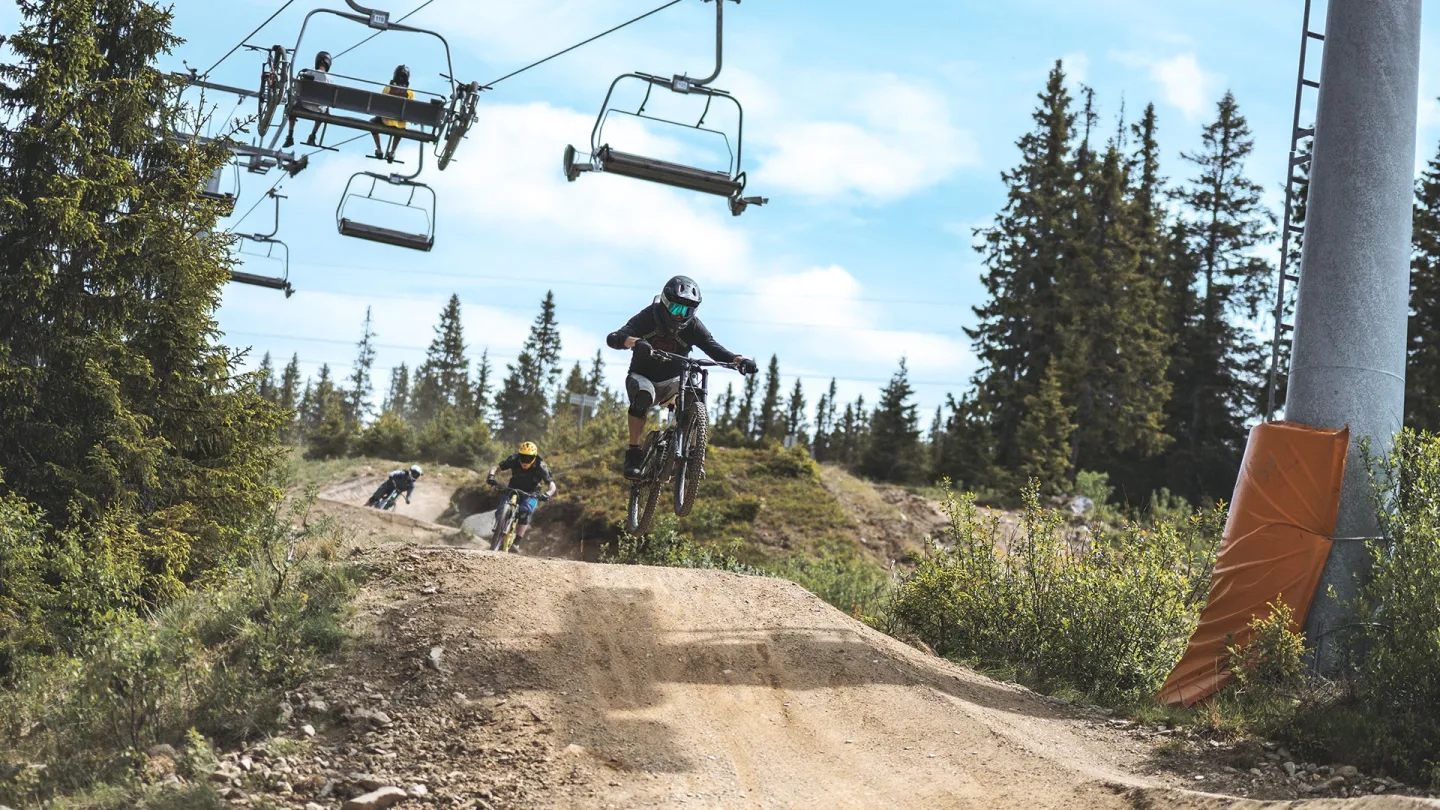 Hafjell Bike Park sykling på sti med stolheis over