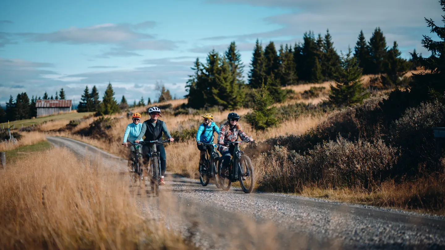 Familie på tur i Hafjell på sykkel på sommeren. 