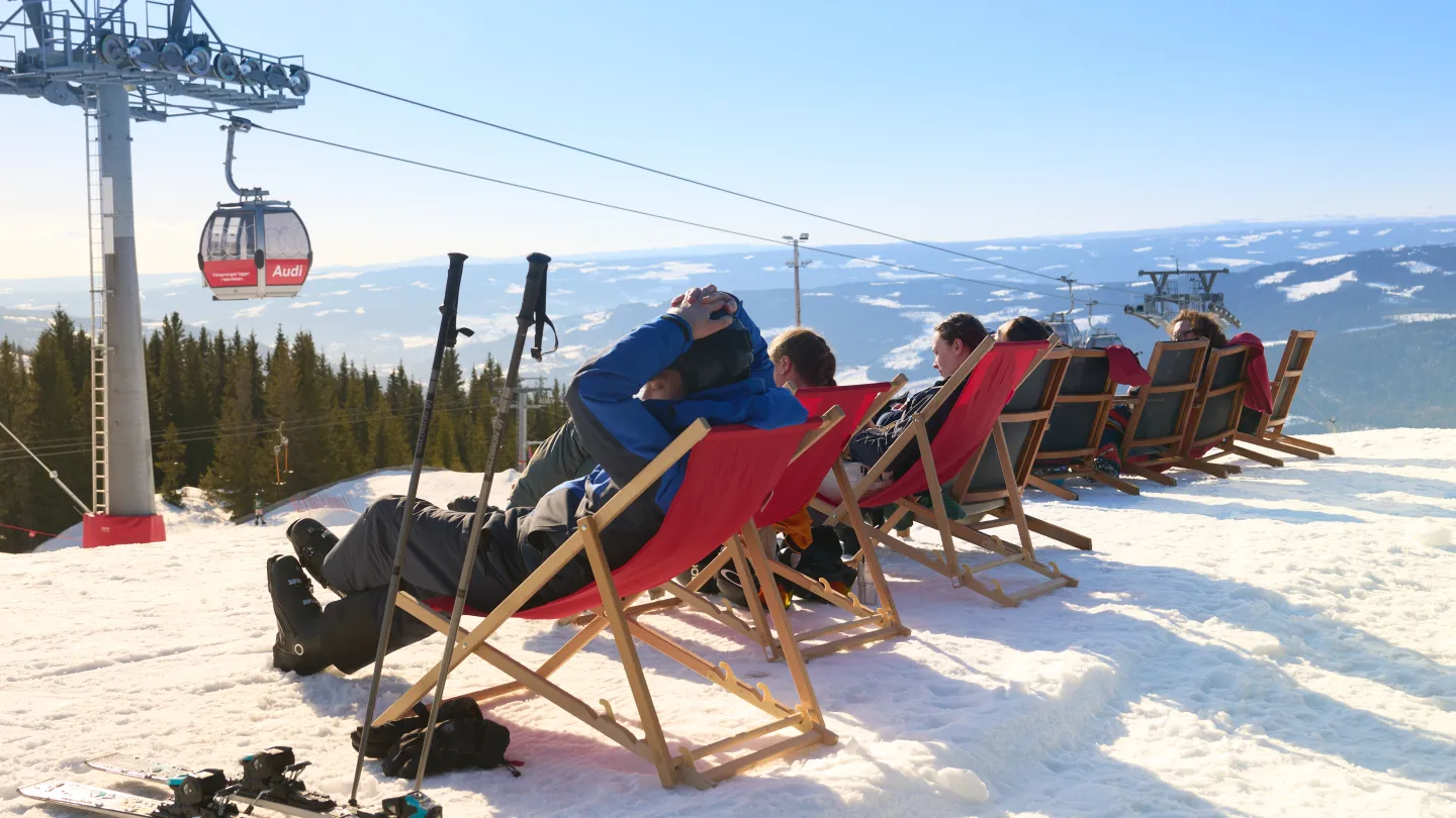 Mennesker som nyter solen på goondoltoppen i Hafjell