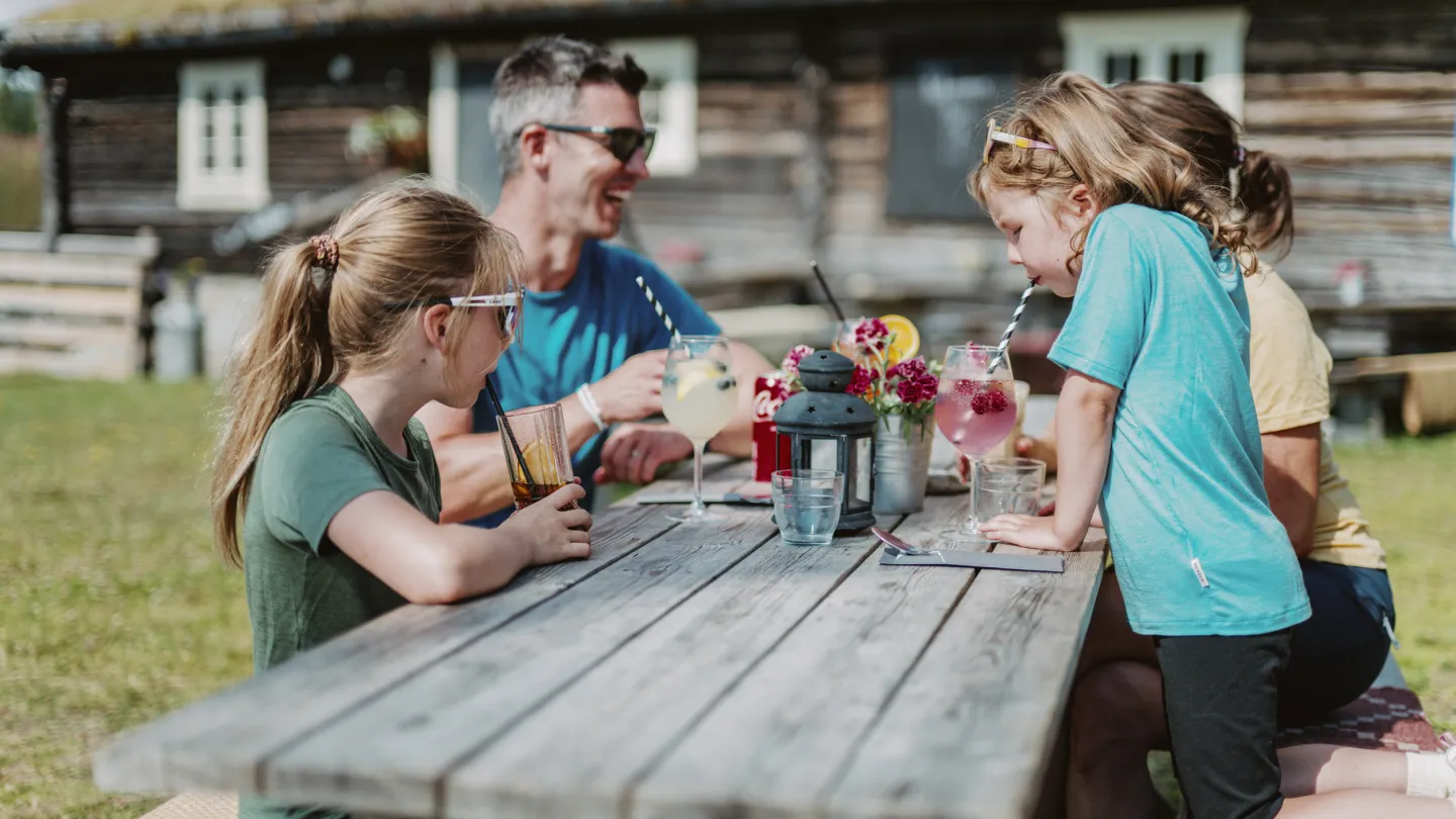 Sommer i Kvitfjell, familie som spiser og koser seg
