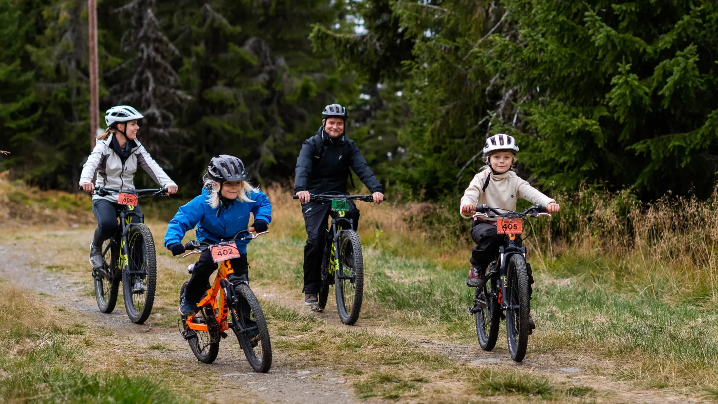 Familie på sykkel i Hafjell
