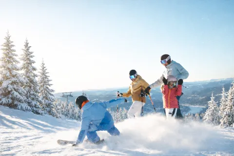 Familie og snø i Hafjell på ski.