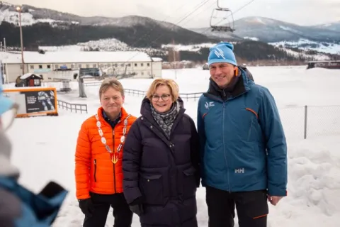 Ordfører i Ringebu, Arne Fossmo, sammen med adm,.dir i SJ, Rikke Lind og CEO i Hafjell Kvitfjell Alpint, Ole Kristian Kirkerud. Foto: Alpinco.
